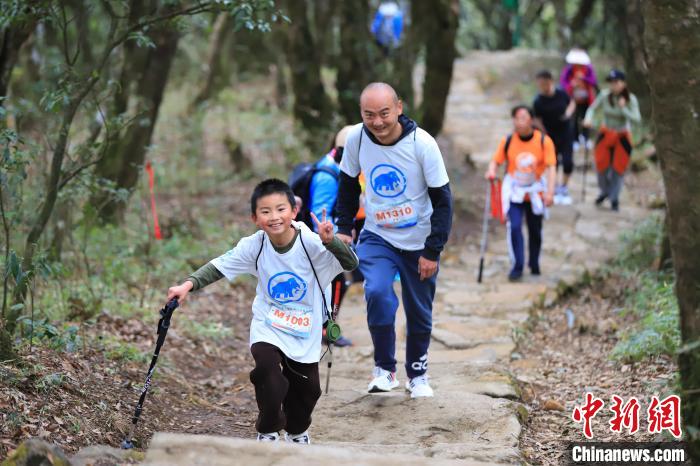 2024梵净山迎春登高赛近2000选手挑战极限 破纪录