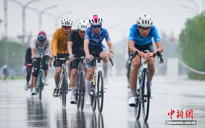 咸阳湖自行车骑游大会落幕 800名选手冒雨完成
