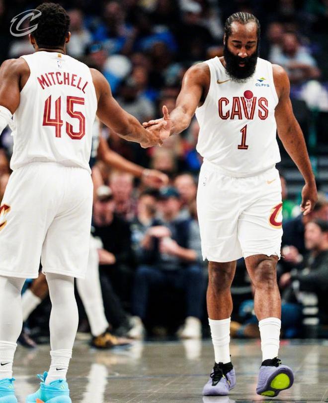 哈登助骑士客场大胜独行侠，独行侠重建之路遇