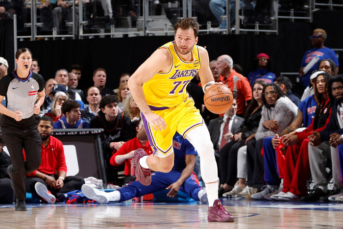 东契奇砍32+7+6创里程碑 湖人客场惜败活塞终结连