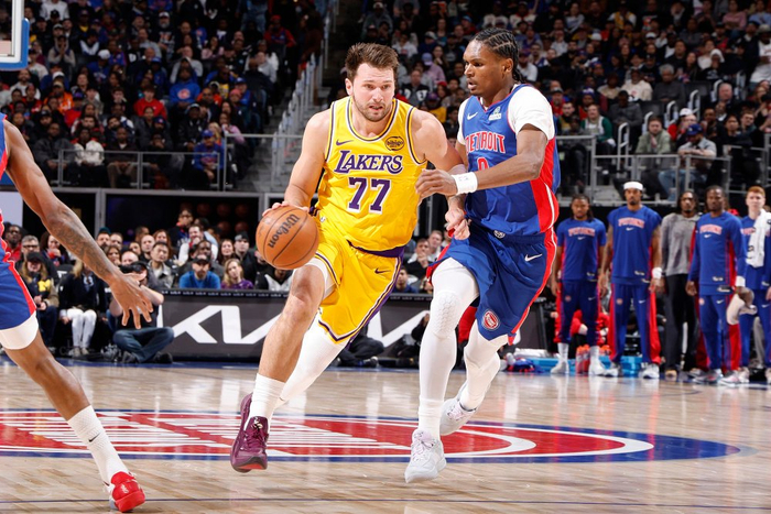 东契奇砍32+7+6创里程碑 湖人客场惜败活塞终结连