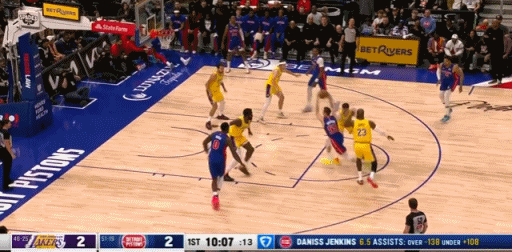 东契奇砍32+7+6创里程碑 湖人客场惜败活塞终结连