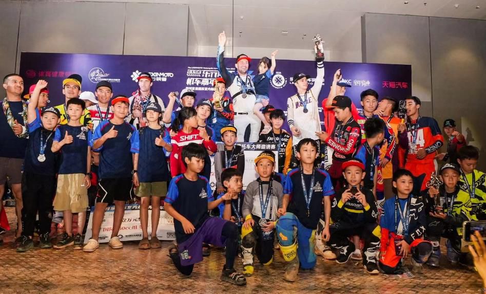 深圳首届国际室内越野摩托赛圆满收官 多组冠军