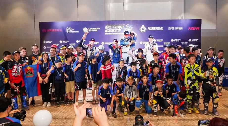 深圳首届国际室内越野摩托赛圆满收官 多组冠军